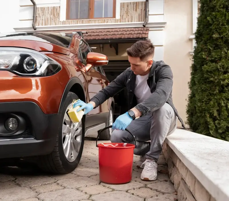 Lavage auto à domicile Astugue : professionnel intervenant sur un véhicule
